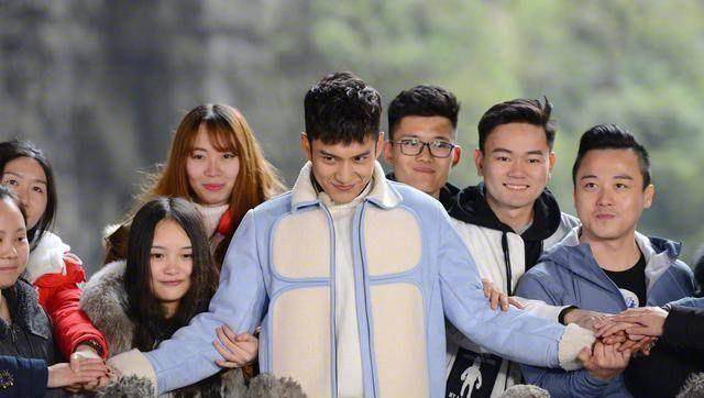 节目中,韩东君与华少进行"跪式"推手赛大pk.