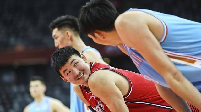 一夜之间,从波兰人变深圳人,周琦这一年还有多少锅要背?