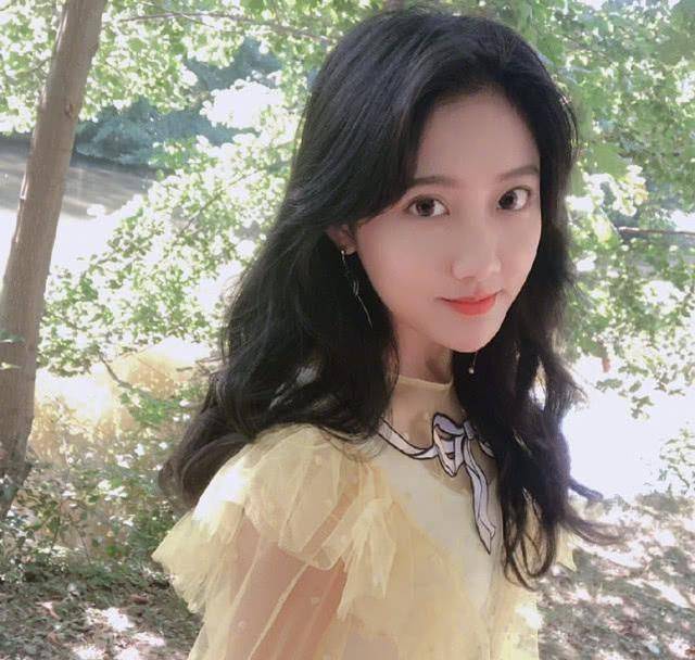 李艺彤这条裙子好抢镜,是在扮演童话里的公主吗?真可爱!