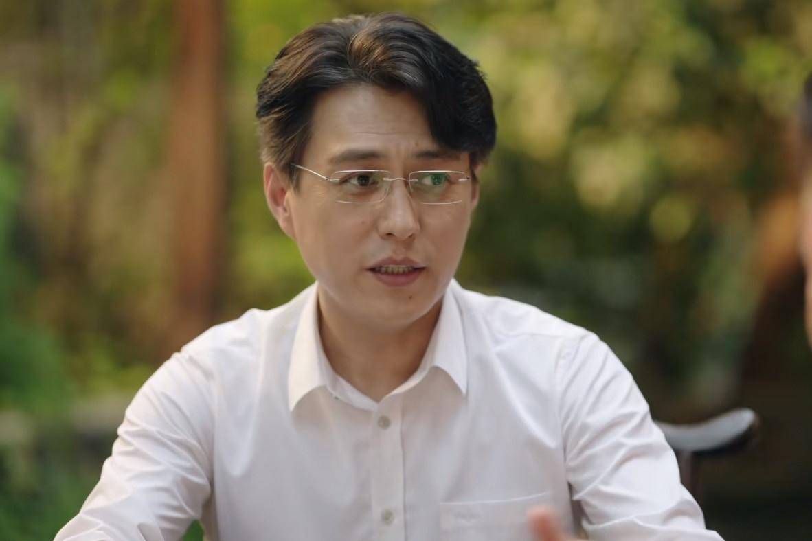 靳东在剧中身材发福明显,但一身职业装加持,整体的变化又并不那么明显