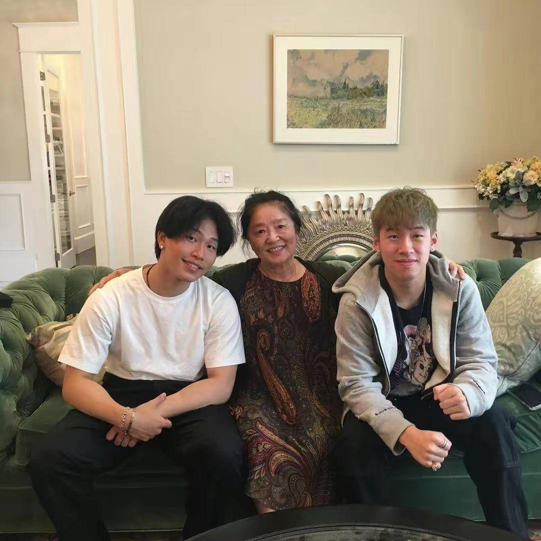 陈坤儿子晒家人合照,剪爸爸同款发型戴佛珠,五官像极了奶奶_魅力_视觉