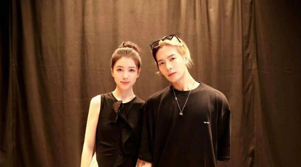 女网红与男明星牵手合影引争议,其老公回应:我不介