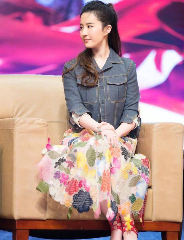 刘亦菲衣品终于变好了,一点点卷发加薄纱,美艳了不止一点点!