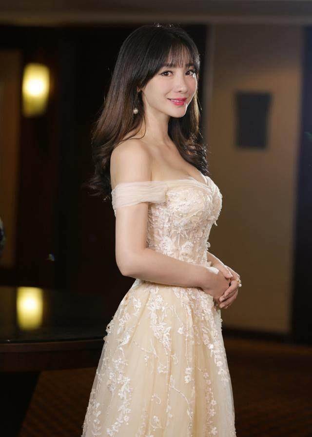 李小璐穿深v白色长裙性感现身,却隔空撞上比自己身材好的柳岩!