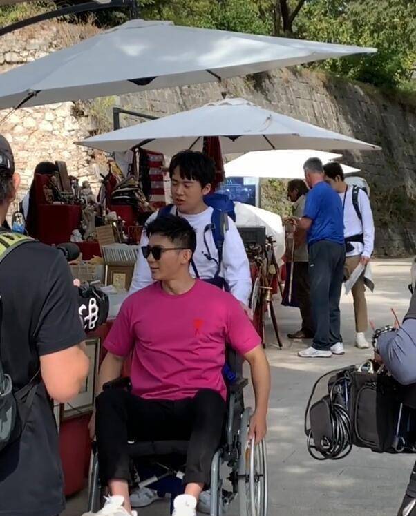国外坐轮椅出行,下台阶获郭麒麟钟汉良搀扶_兄弟_一身_胸肌