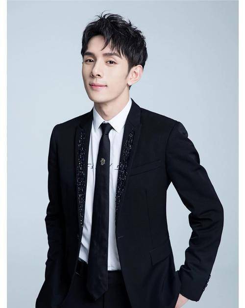 李佳琦自小生活在单亲家庭,出生于1992年,跟随母亲生活,好在尽管父母