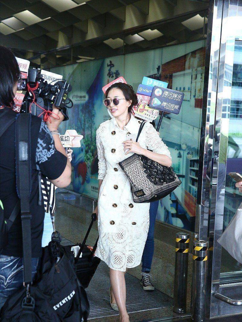 林志玲婚后发福,素颜走机场脸部圆润不少,一身打扮太像妈妈辈_感觉