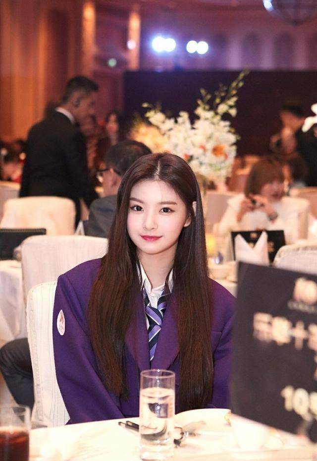 由照片可以看出,王怡人和杨超越全是圆耳光尺寸,一脸