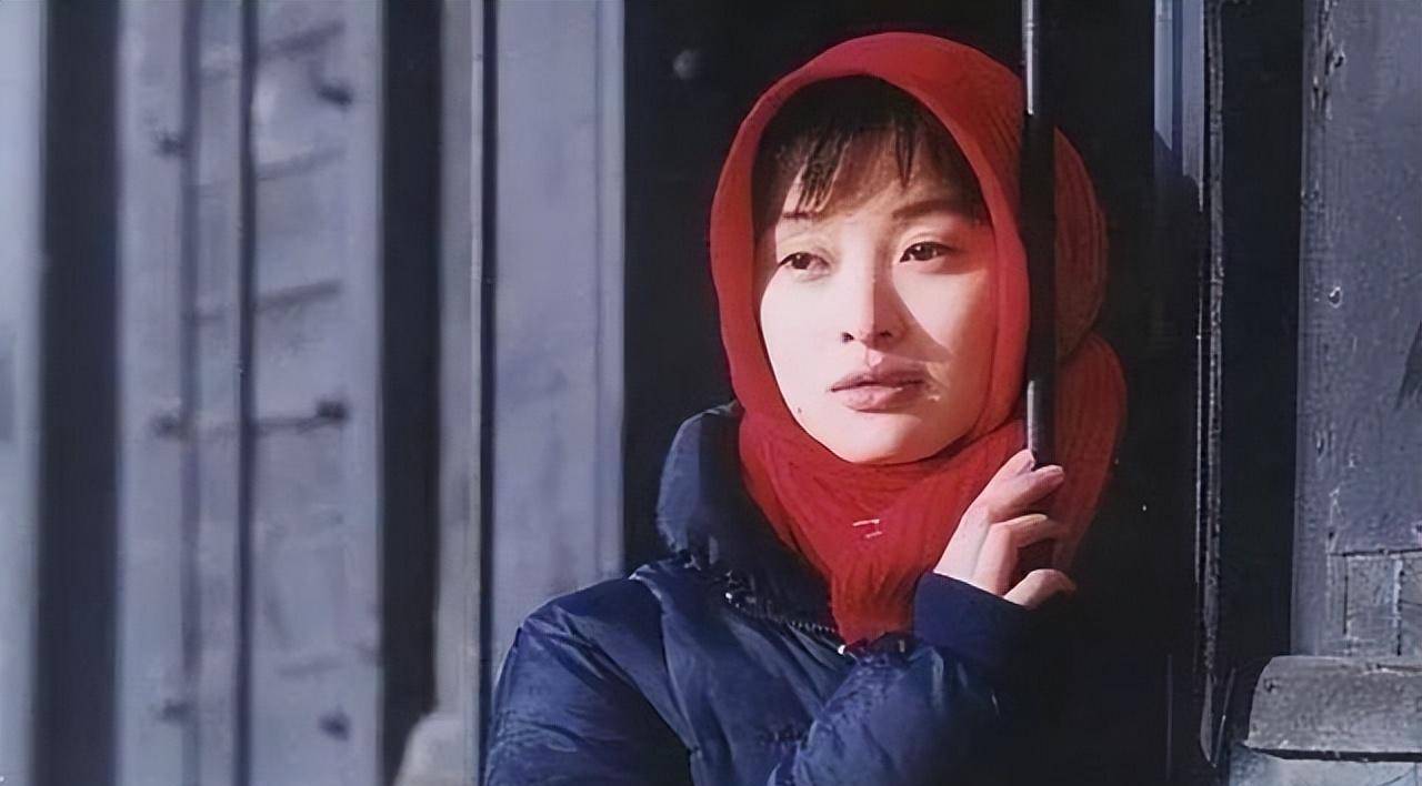 1995年,导演滕文骥找到她,邀请她出演《北京深秋的故事》.