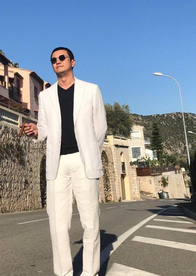 李亚鹏前女友susie现身酒吧驻唱,修身长裙小腹微凸,气质十足_王菲