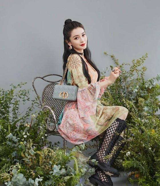 刘嘉玲删了杨颖好友,事业下降但穿搭时尚潮流,值得你的学习_黑色_显得