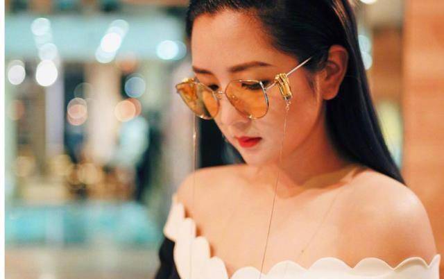 美女何洁戴墨镜穿抹胸秀性感显成熟,你们喜欢她吗?_观众_音乐会_个人