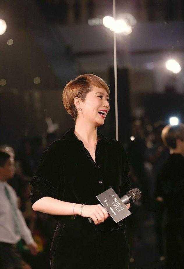 海清剪了短发后气质更出众,穿绒面衬衫配阔腿裤亮相,满满高级感_风格