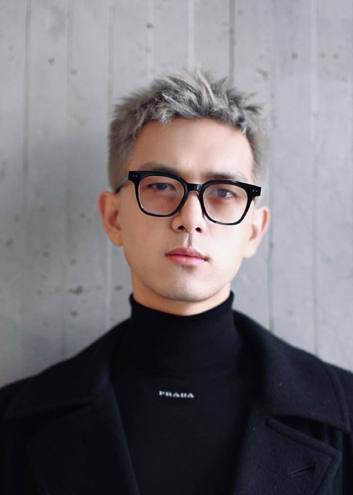 银灰色的新发型很酷在《去有风的地方》中,李现饰演"谢之遥",一个