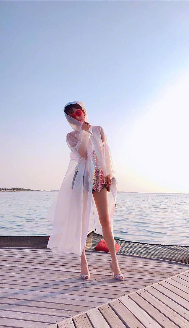 李念,吃了防腐剂的开挂女神,一颦一笑间惊艳了时光!_时尚_短裤_少女