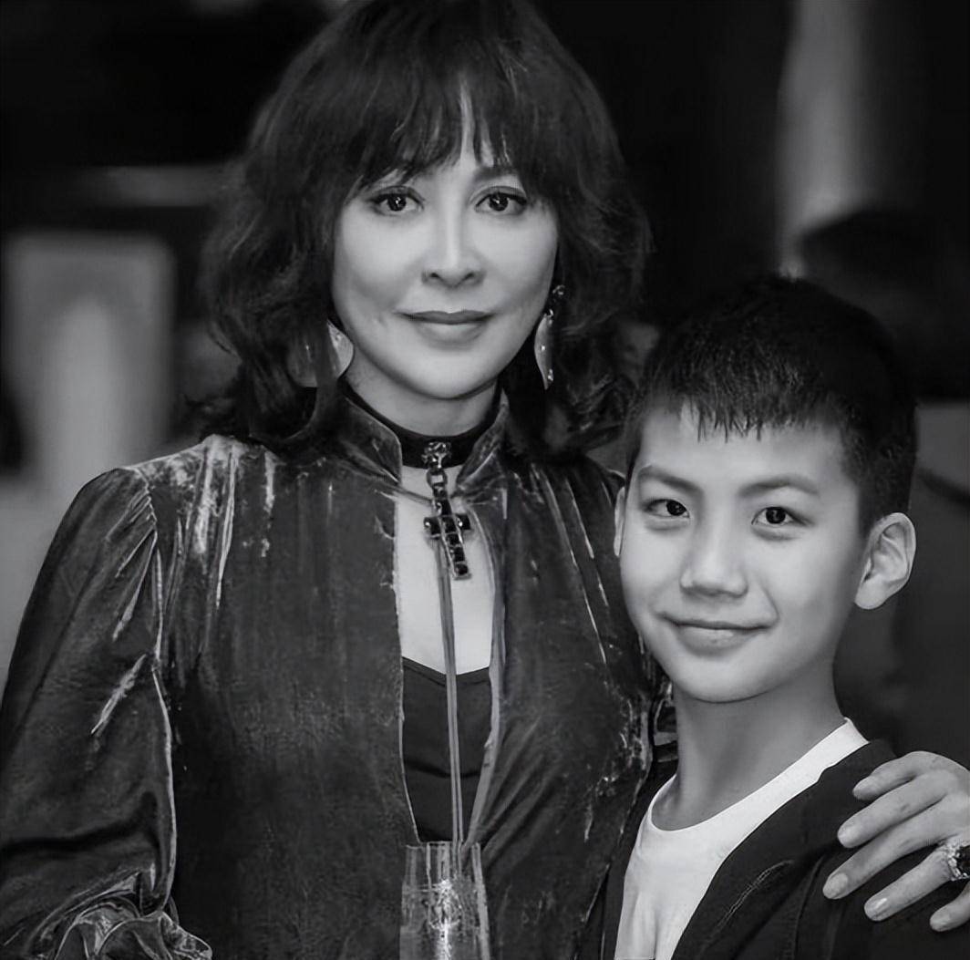 姑侄俩亲如母子,不见梁朝伟现身_刘兆_康康当_儿子