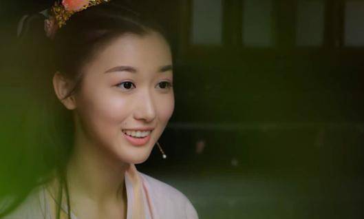 谢林彤是一个90后,出生在北京,是一个歌手,同时也是一个演员,因为从小