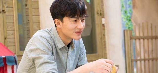 青魇》《黄金时代》《推拿》《红高粱》等影视剧,渐渐的小有名气黄轩