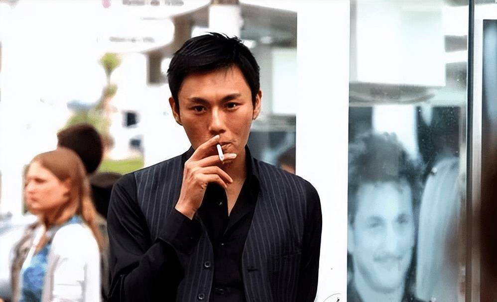 当然,他依旧坚持选择优质的影视剧,比如张艺谋的《金陵十三钗》.