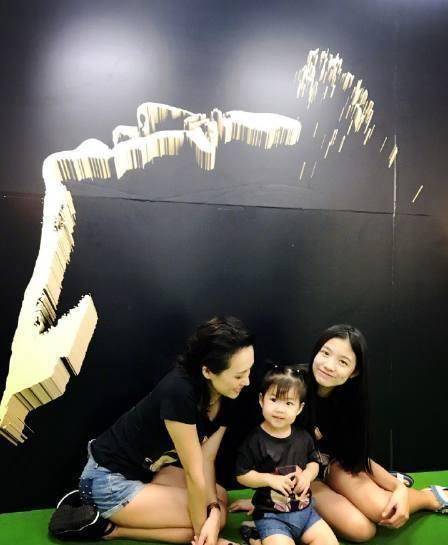 的母女情;两人一起去逛街被偶遇,章子怡手搭小苹果的肩头,尽显亲密