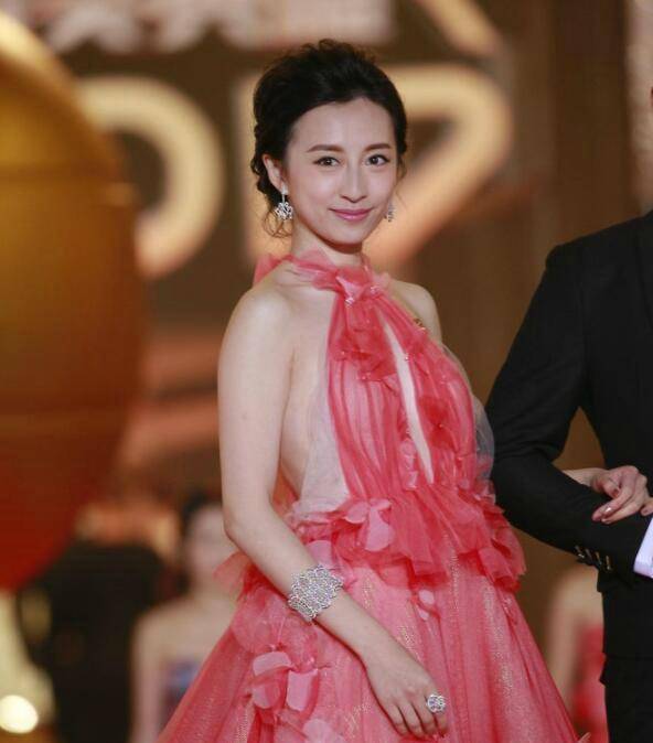 从tvb《东张西望》出来的主持人,有的还转到戏剧部被重点培养_龚嘉欣