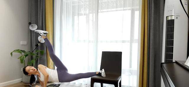 刘涛秀出好身材,学会瑜伽运动,你也可以做辣妈_动作_进行_双脚