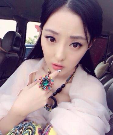 她离去后,张含韵,王罗丹,朱一龙都为她发布了哀悼,张含韵也很难过.