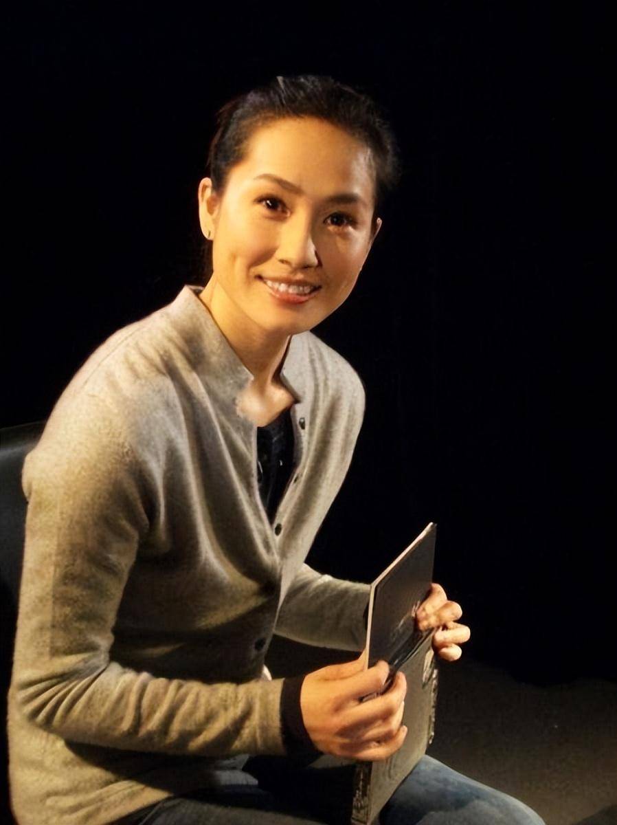 (王君安生活照)1996年8月,王君安离开福建省芳华越剧团,远赴美国的