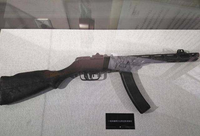 走进烈士陵园,上甘岭的战旗悲壮,邱少云的50式冲锋枪让人心疼_志愿军