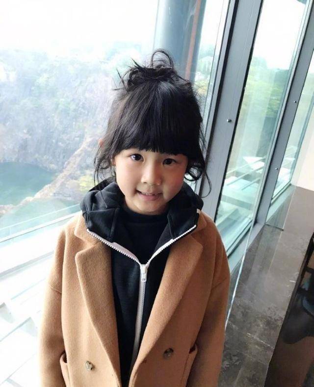 陆毅晒俩儿女近照,贝儿和小叶子似双胞胎_女儿_爸爸_姐姐
