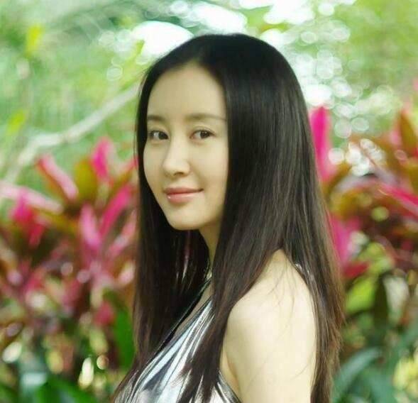 33岁舒畅近照曝光,身穿白色旗袍尽显时尚女气质,感情生活却成谜_网友