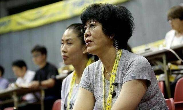 现场观战此役中国队总教练郎平在看台观战,执行教练安家杰具体指挥