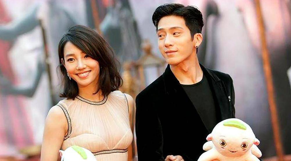 井柏然白百何亲密拥抱引争议,被吐槽太暧昧,刘雯坐中间显尴尬_明星