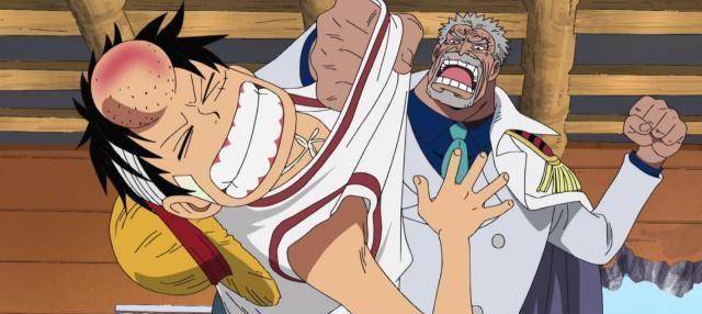 路飞的挨揍日常,索隆用刀砍,山治用脚踢,卡普直接用拳头捶_时候_娜美