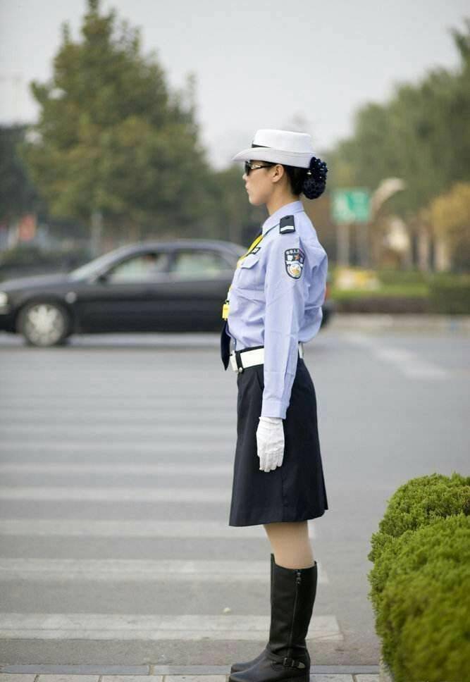 陕西最美女交警事件后续!长得漂亮身材好,优雅威严的路上守护
