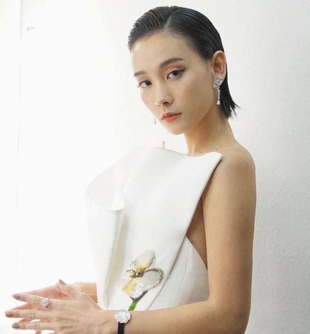 新晋女演员谈善言以黑色短发梳allback头,湿gel效果时尚高冷,而分界