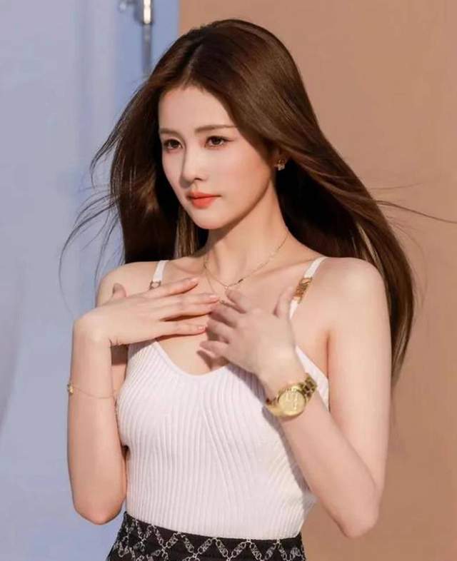 白鹿时尚icon:纯白白色吊带,完美展现她姣好的身材和时尚品味!