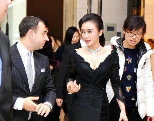 秦岚这么穿也太有气质了吧,甩出baby几条街,黄晓明什么眼神_黑色_凉鞋