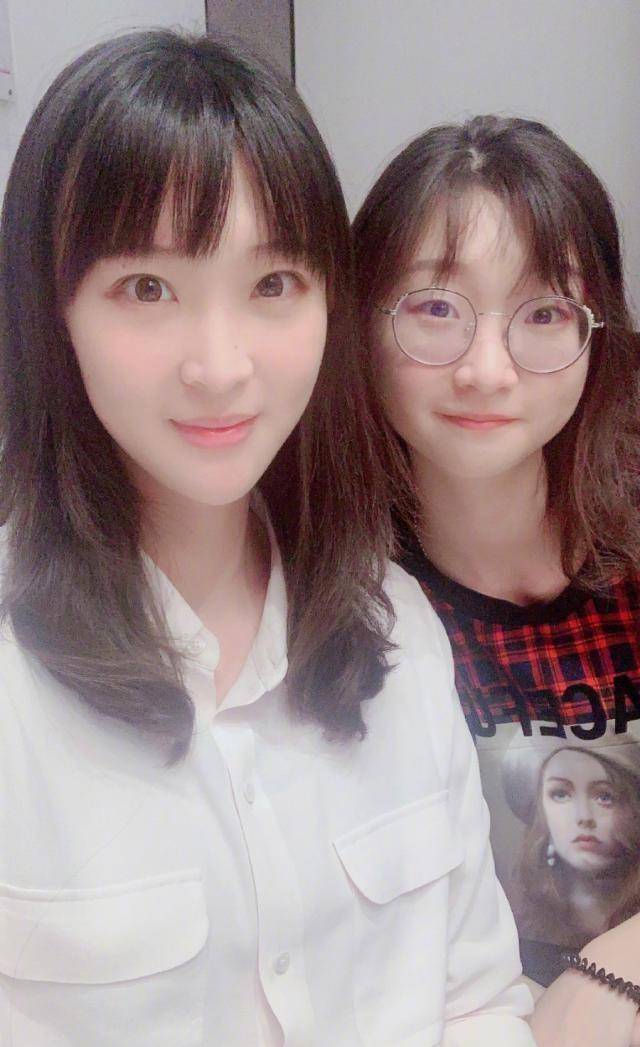 惠若琪穿着一身运动套装,身高1米92的她一双大长腿真的太养眼了,虽然