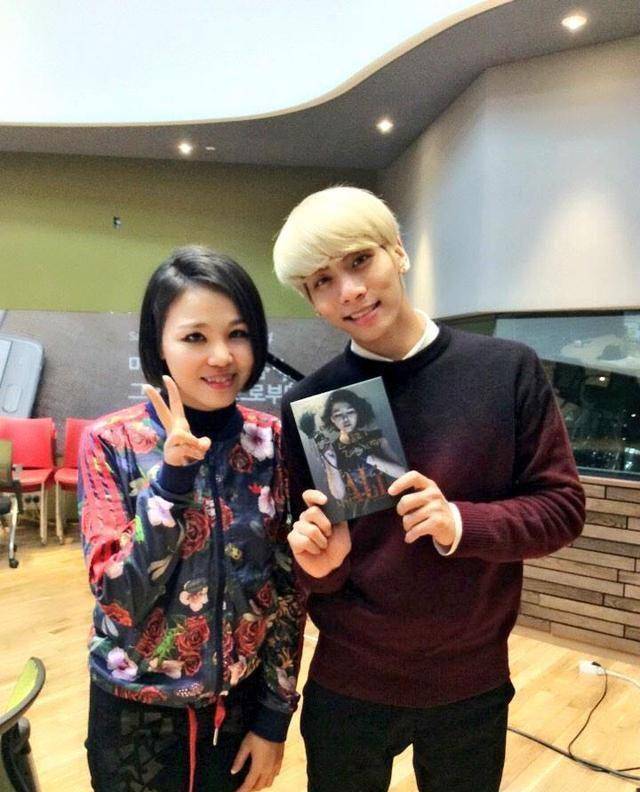 朋友和艺人在艺术节上纪念shinee的金钟铉_工作_音乐_shiny