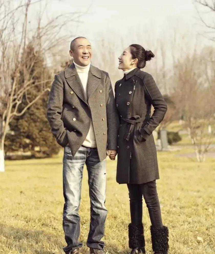 光头风衣霸气十足_尹旭_服装_分析