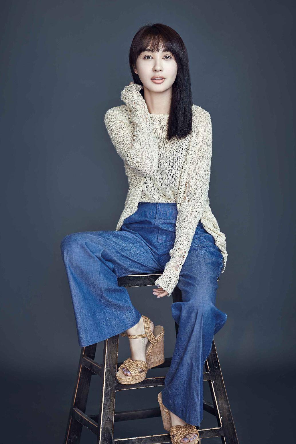 比起baby的人前显贵,被黄晓明"抛弃"后转身离开的李菲儿,更加潇洒_黄