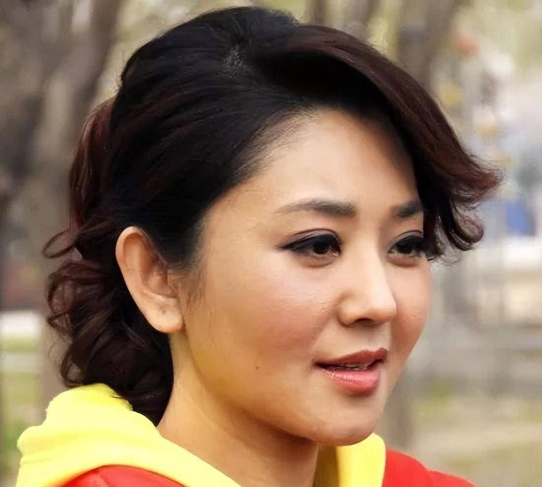 方琼出镜间第一次唱《玛尼情歌》,唱的咋样?