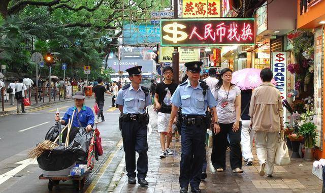 雞仔餅,由於肩章的圖案,所以警長被叫做三柴,高級警員被叫做傷心柴