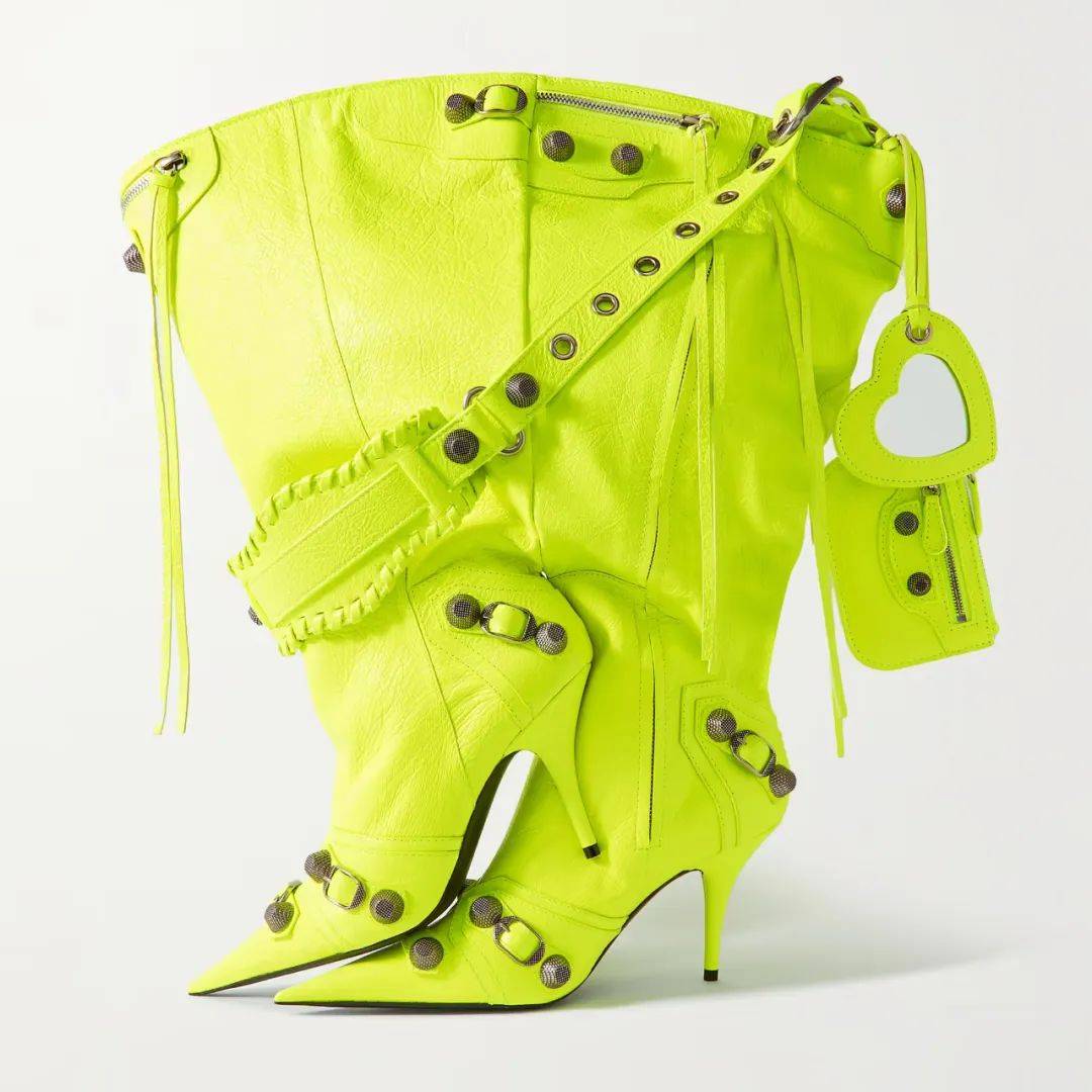 看到这个鞋跟,就不由得想起了最近爆红的"青筋大脚高跟鞋":"浩克,是你