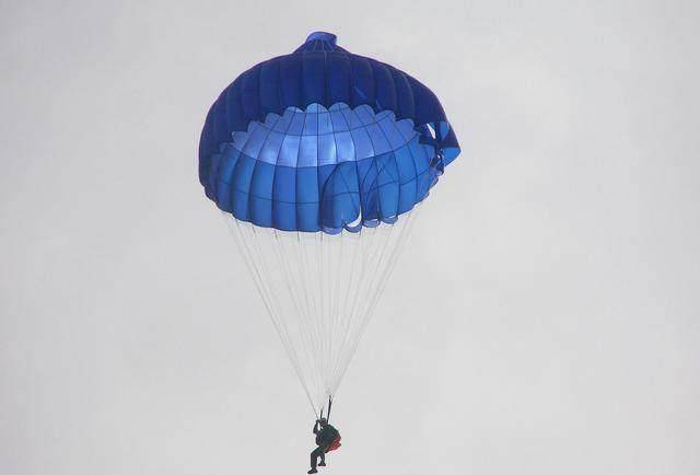 为何军用降落伞多为圆形伞,民用多为方形伞?_着陆_控制_冲击力