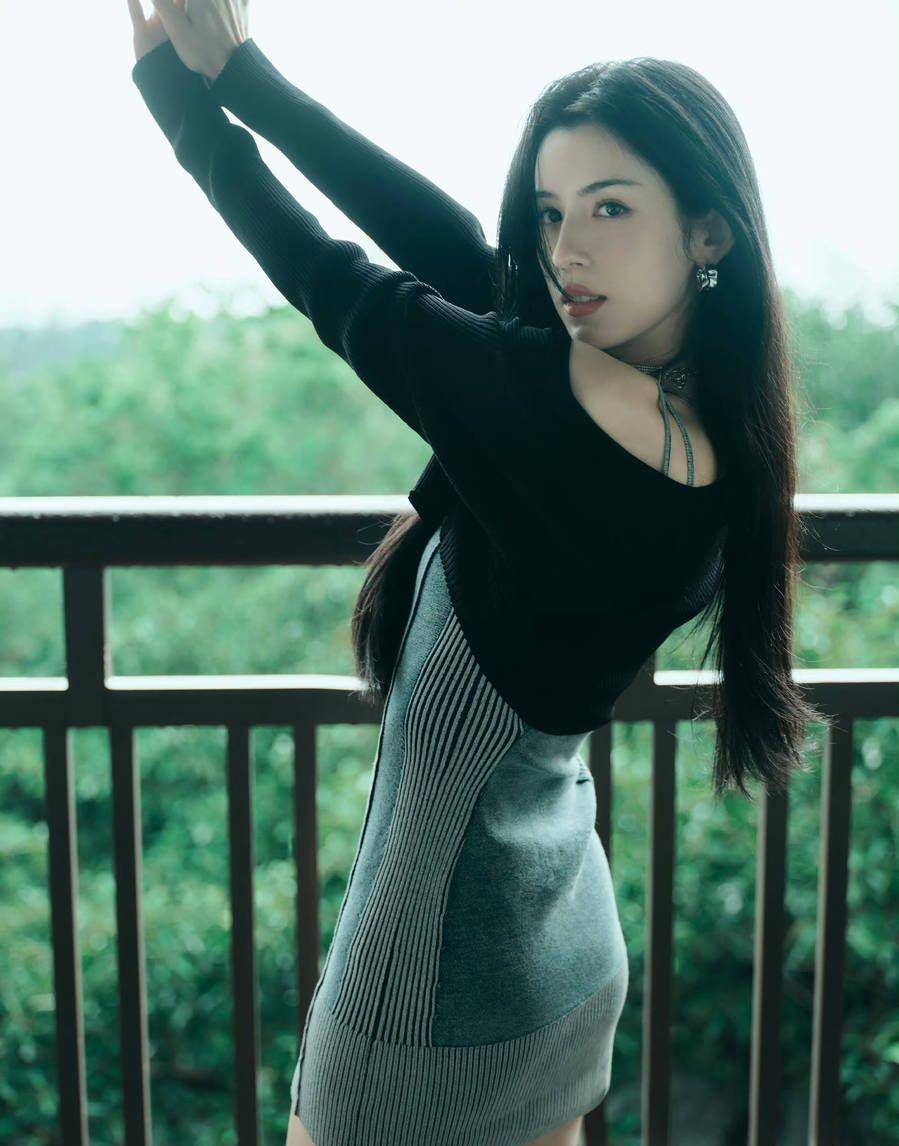 哈妮克孜尽显森林少女魅力,迷人眼神让人着迷!_身材_光芒_时尚