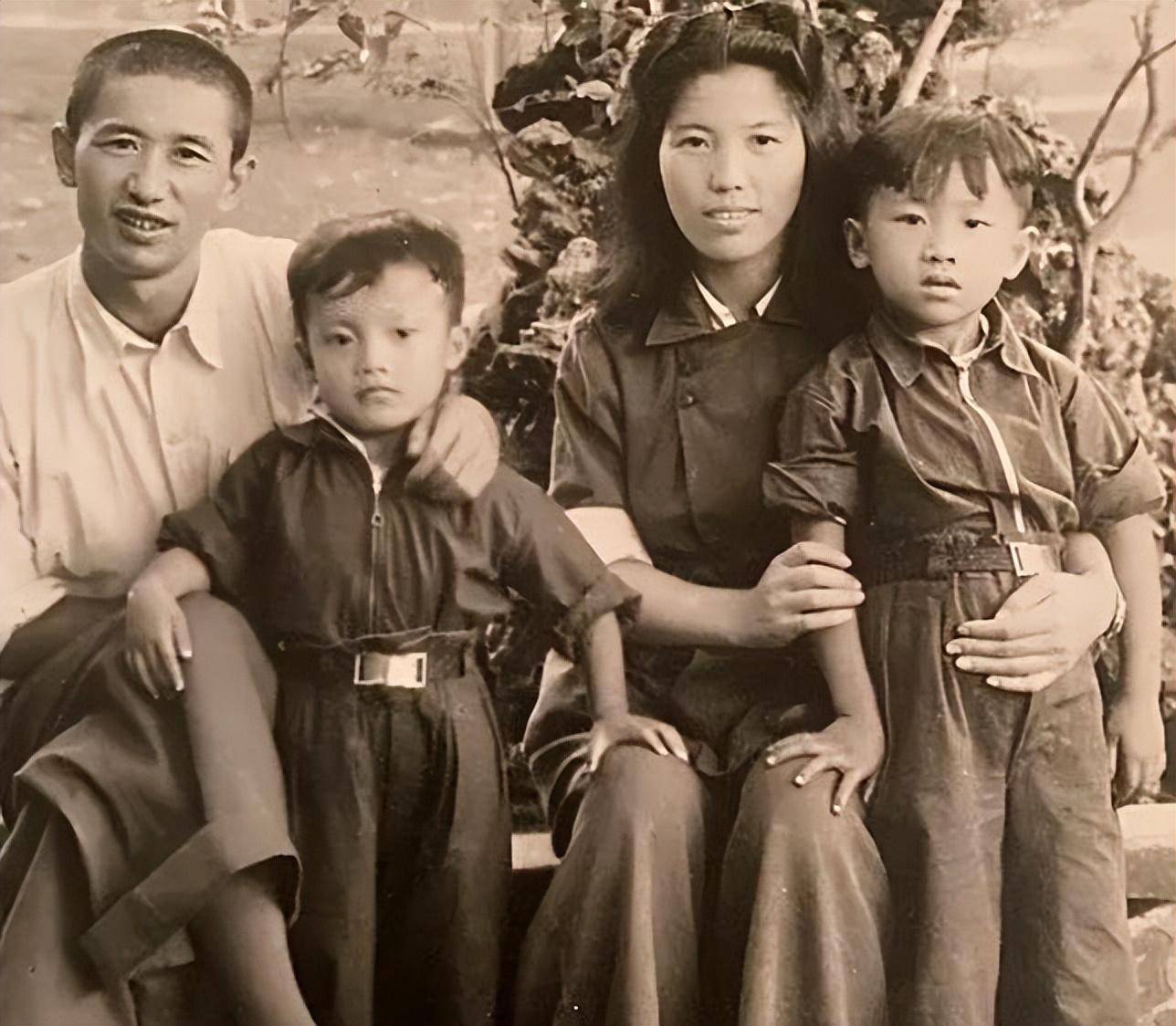 中将的儿子得了肺炎,军医让准备后事,农村老太太一碗水治好_周希汉