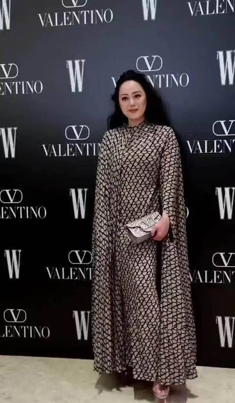 章小蕙为捞金也真拼,59岁还穿20cm高跟,为稳当八字站姿太用力_时尚