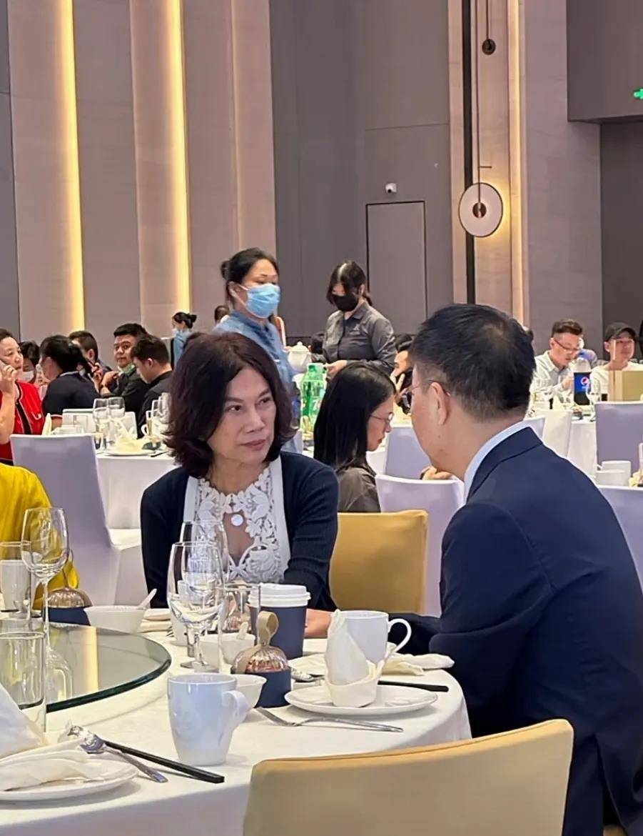 董明珠近70岁还这么奔放!穿时尚裙吃酒席,身材前还挖个洞太吸睛!